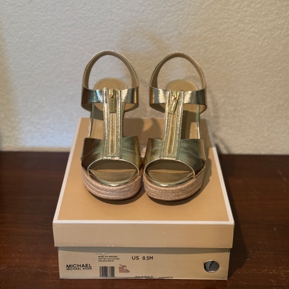 Michael Kors Roslyn Wedge Pale Gold US 8.5M - Picture 2 of 5